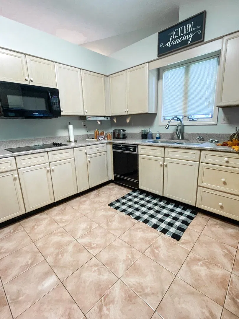 HUGE 2 Bedroom House! — Photo 2