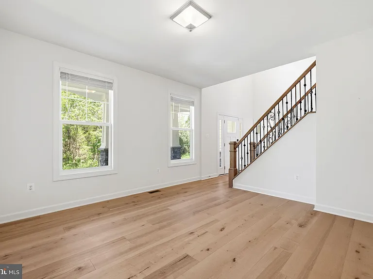 301 Kingdom Dr — Photo 32