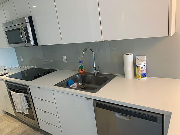 3rd image of 1000 West Ave APT 422
