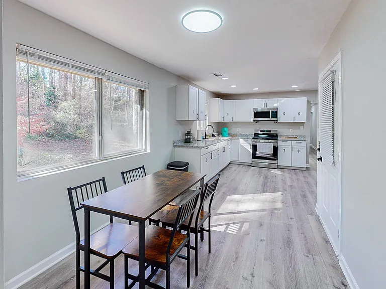 Lakeshore Dr — Photo 5