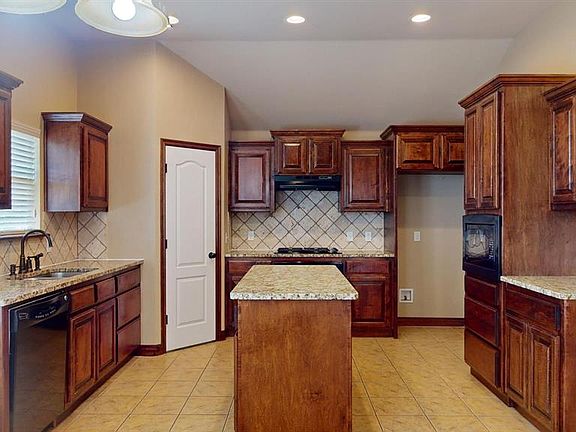 4th image of 2404 SW 139th St