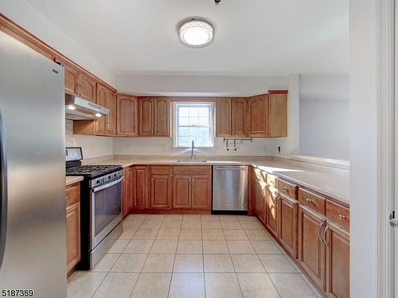 2nd image of 112 S 6th St Floor 2