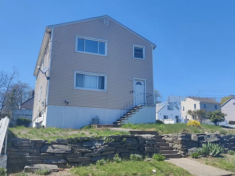 135-137 Hillcrest Rd — Photo 14