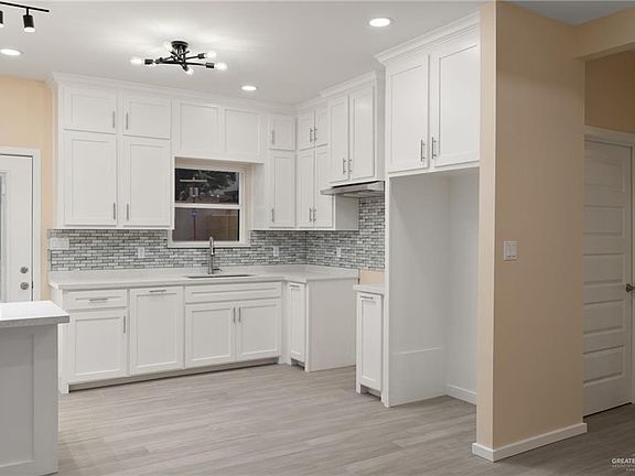 2nd image of 832 E Kika De La Garza Blvd