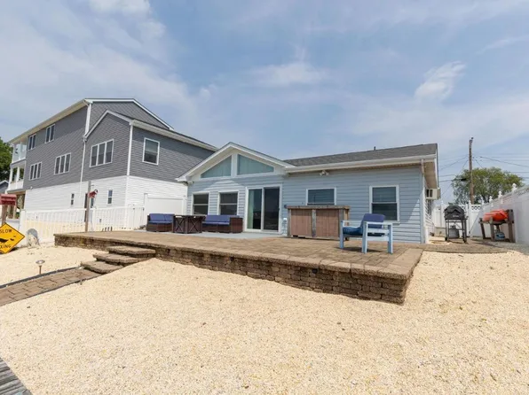 35 Mirror Lake Dr, Little Egg Harbor, NJ 08087