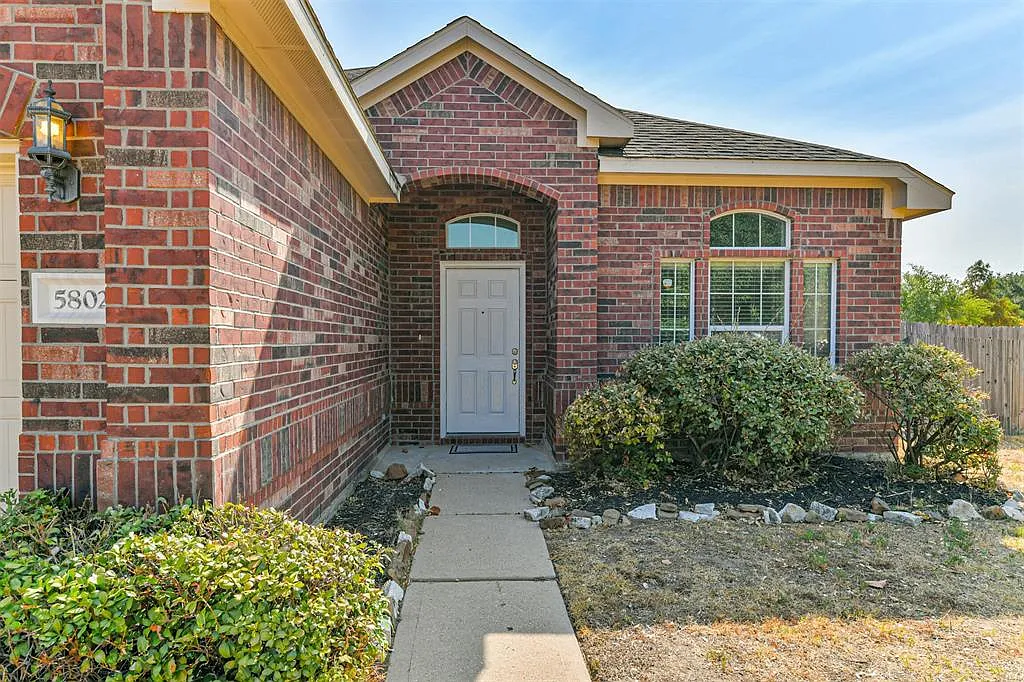 4 bed, 1734 sqft, $2,200 — Photo 3