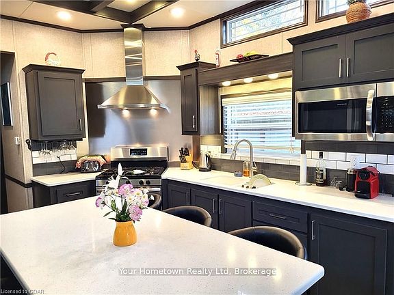 3rd image of 613 Oak Cres