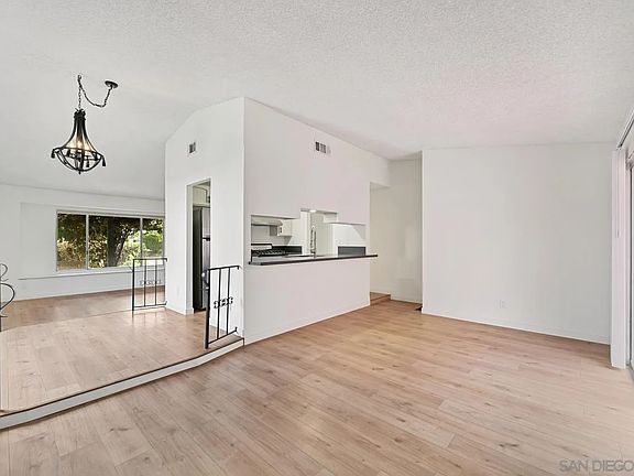 4th image of 2050 Oak Hill Dr