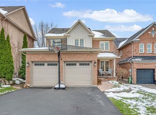 8 Keewaydin St, Hamilton, ON L8B 0K1