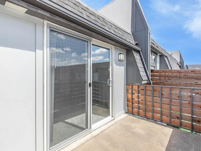N Harwood Rd — Photo 14