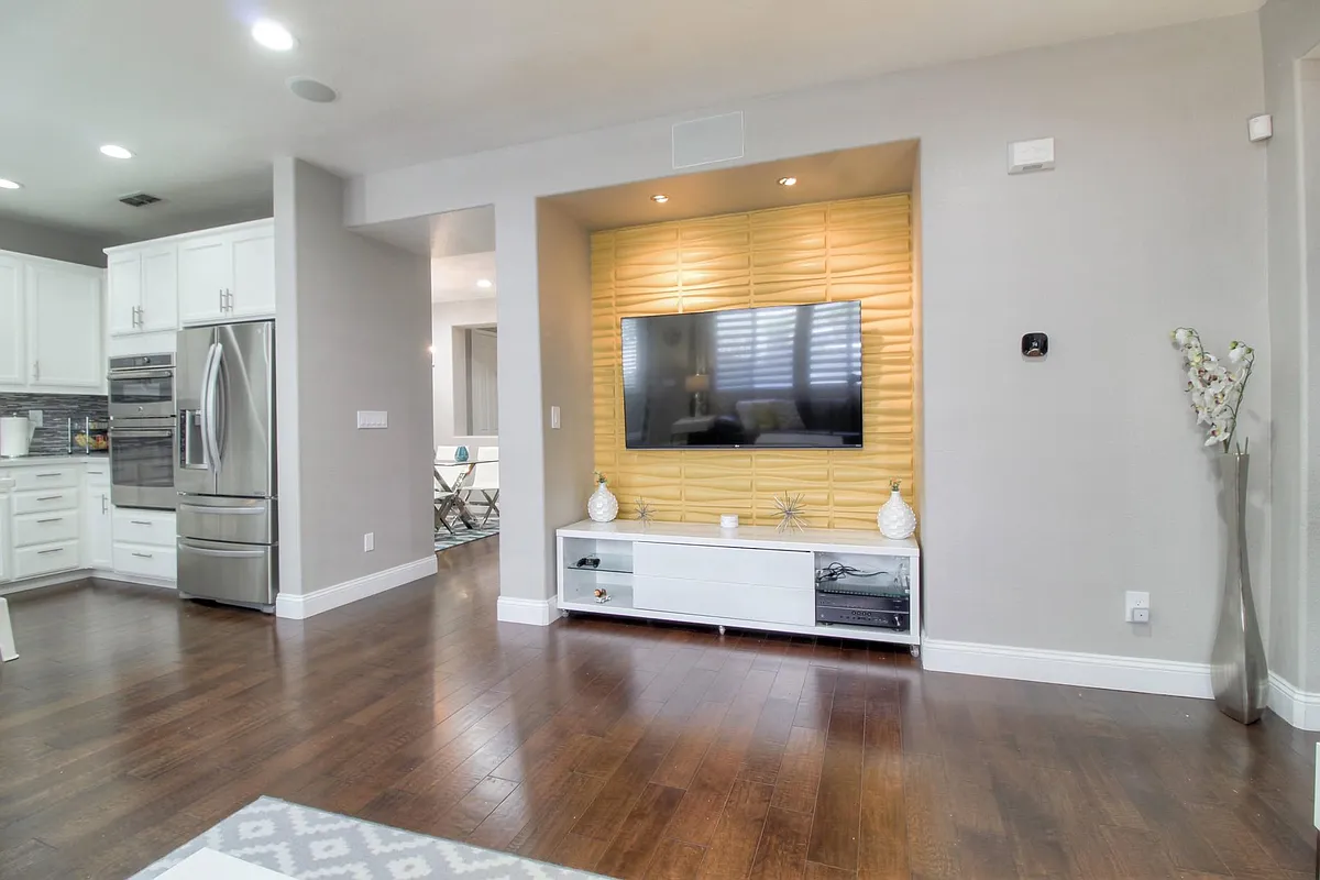 Building Photo - 5615 Bellevue Cir