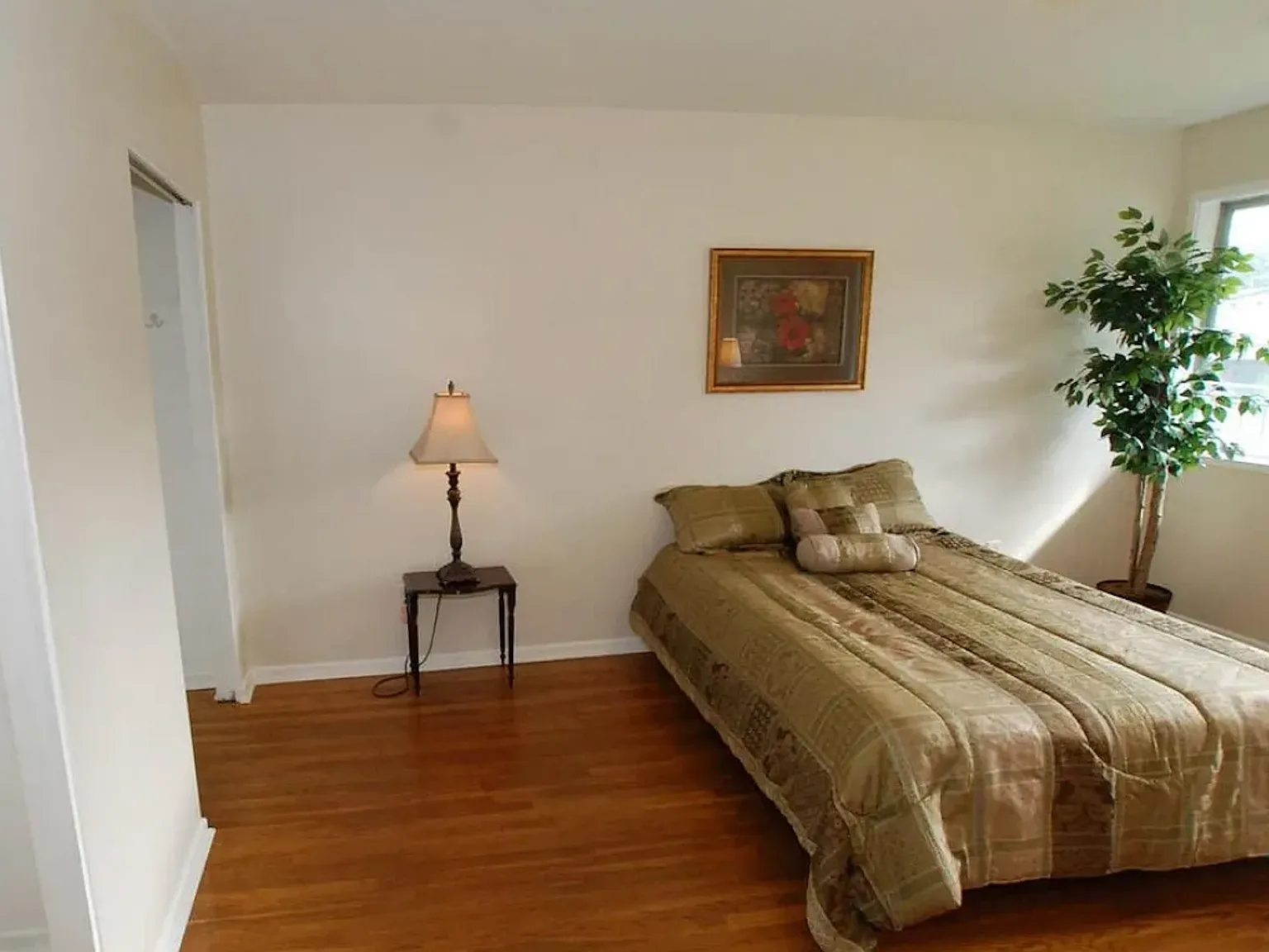 3 bed, 1.5 bath, 1292 sqft, $900 — Photo 3