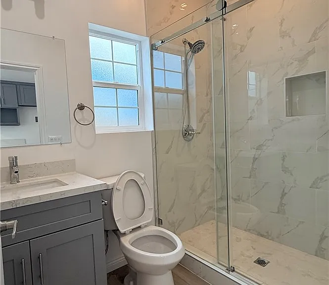656 E E St #I — Photo 2