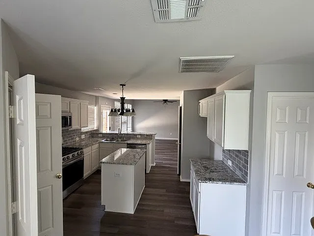 4 bed, 2.5 bath, 2469 sqft, $2,700 — Photo 4