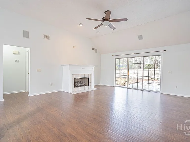 114 Laurens Ln — Photo 8