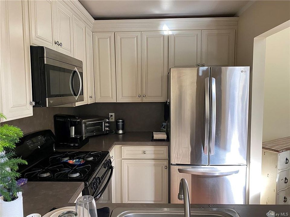 2nd image of 30 Lexington Hl Unit 11