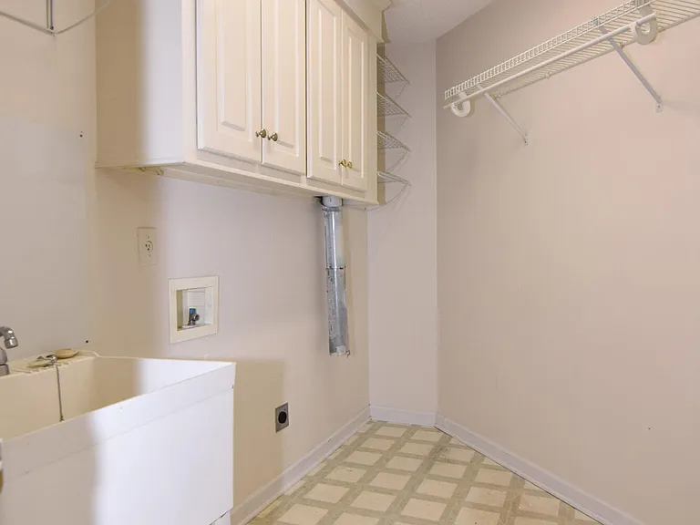 300 Prestwick Ct — Photo 16