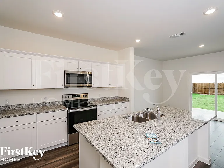 1804 Sandlin Dr — Photo 7