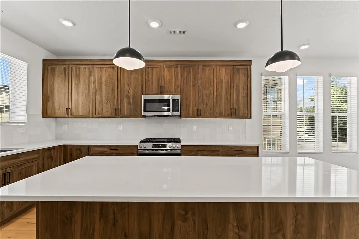 3 bed, 1512 sqft, $2,975 — Photo 4