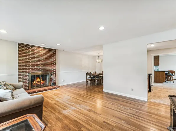 601 Acorn Dr, Saint Louis, MO 63126