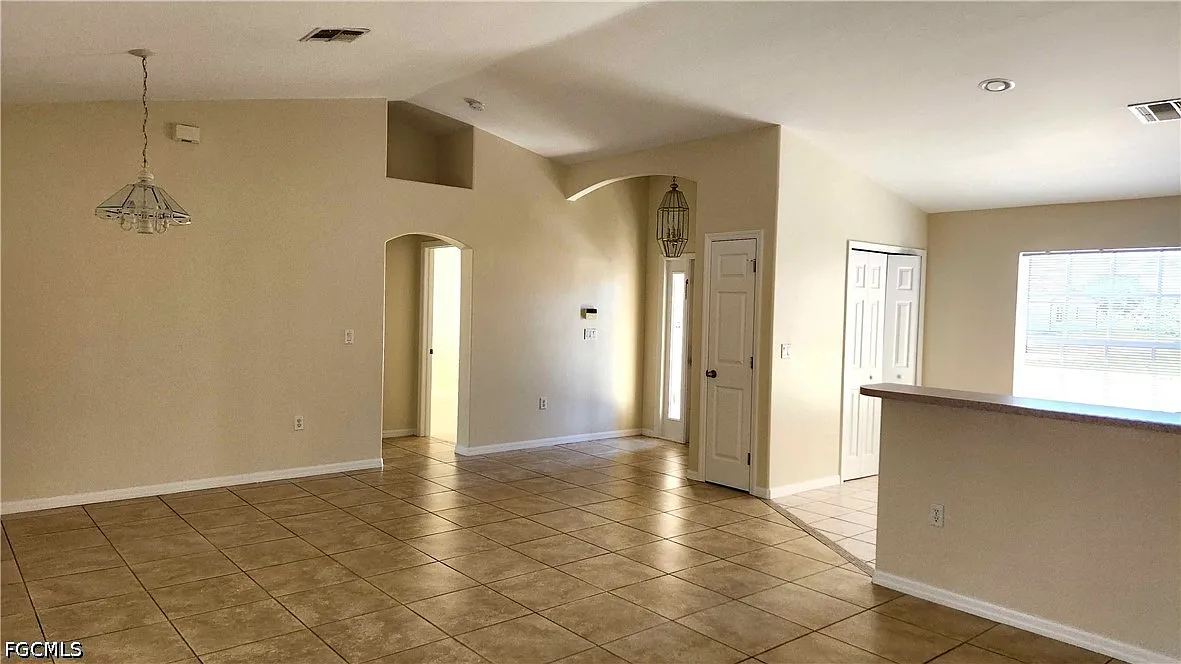 3 bed, 2.0 bath, 1601 sqft, $1,850 — Photo 2