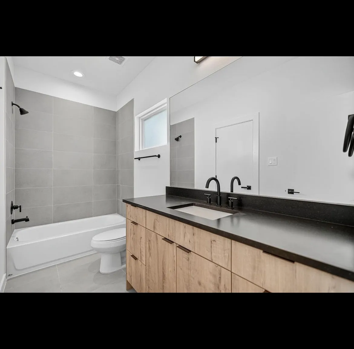 3 bed, 2.5 bath, 2600 sqft, $2,400 — Photo 3