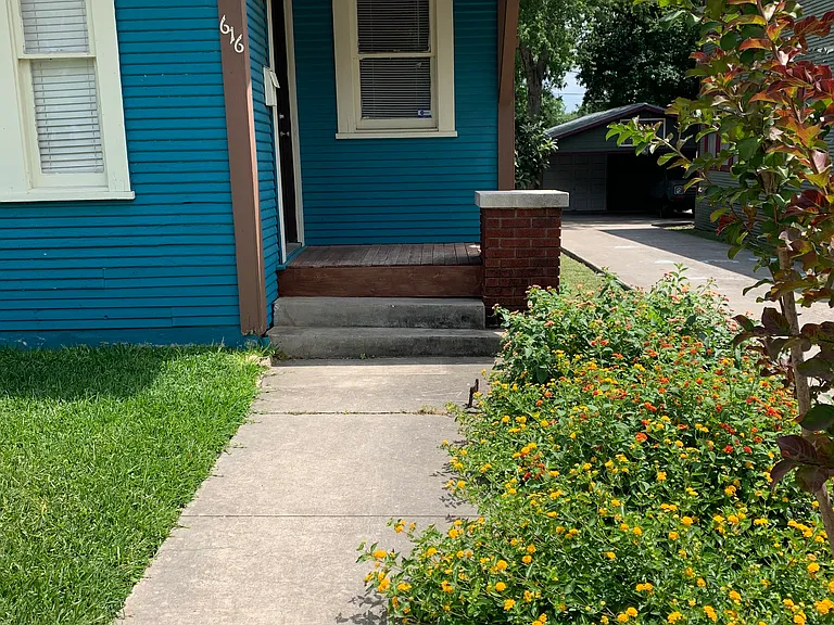 616 W Agarita Ave #616 — Photo 2