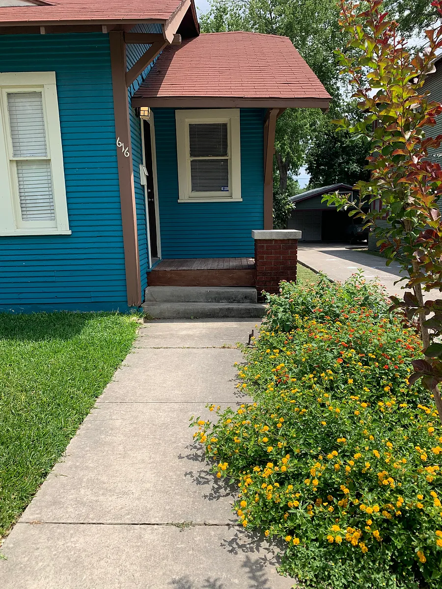 Photo 2 of 13 - 616 W Agarita Ave #616 - San Antonio, TX Building Photo - 616 W Agarita Ave #616