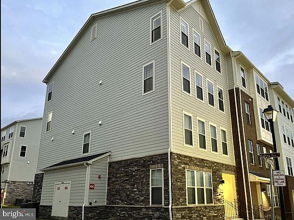 2nd image of 902 California Dr NE