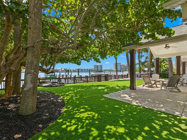 819 Bay Esplanade — Photo 25