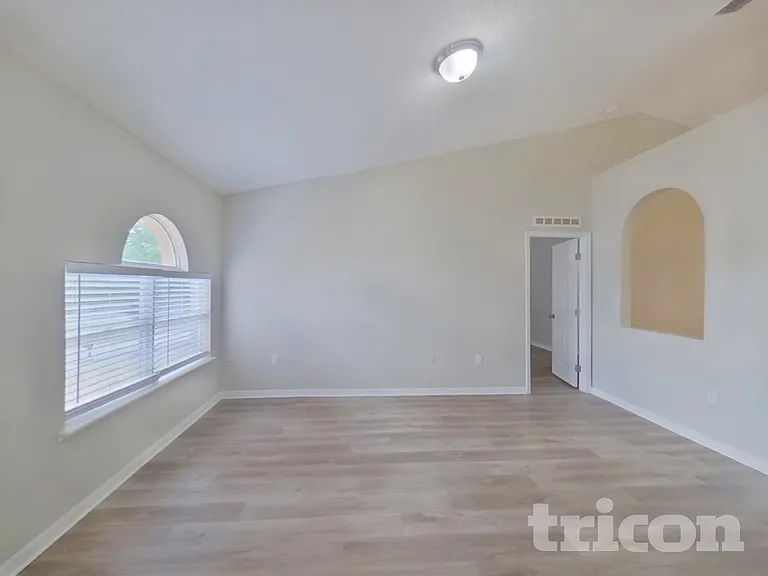 921 Jayhil Dr — Photo 2