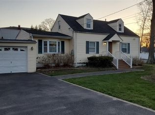 328 Woodlawn Ave, Ronkonkoma, NY 11779