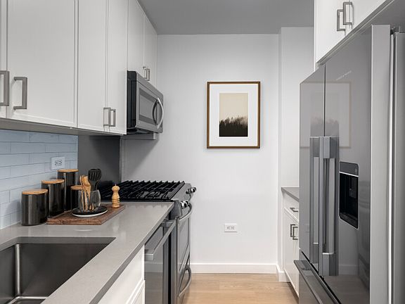 3rd image of 154 E 29th St #907