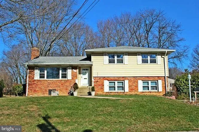 1705 Warner Ave — Photo 2