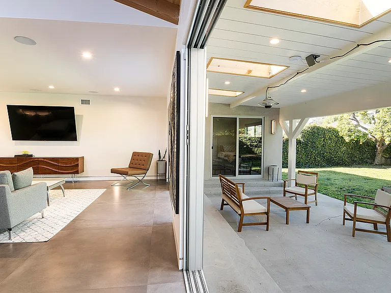 6561 Lasaine Ave — Photo 46