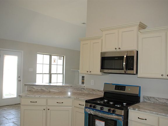 5th image of 140 Breezy Loop Dr