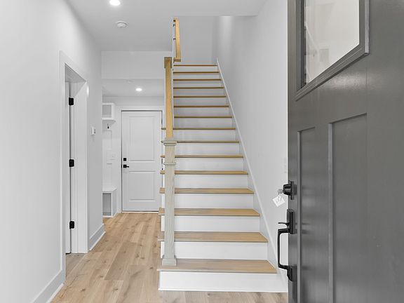 4th image of 131 Lexington Ln