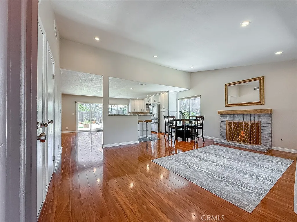 3 bed, 1348 sqft, $4,200 — Photo 3