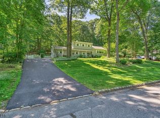 4 Crest Dr, Long Valley, NJ 07853