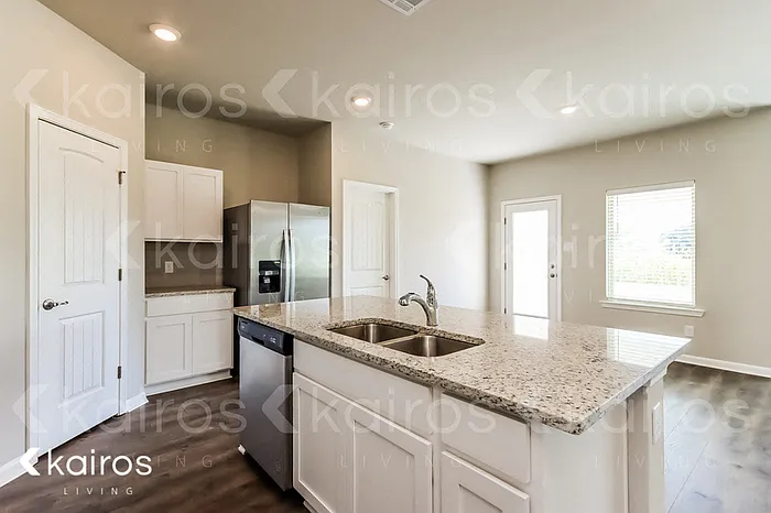 106 Royal Oak St — Photo 5