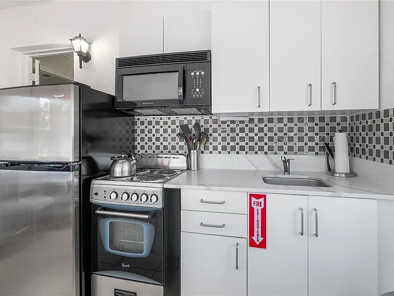 2625 NE 13th Ct #9 — Photo 6