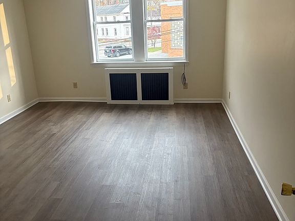 4th image of 711 Railroad St