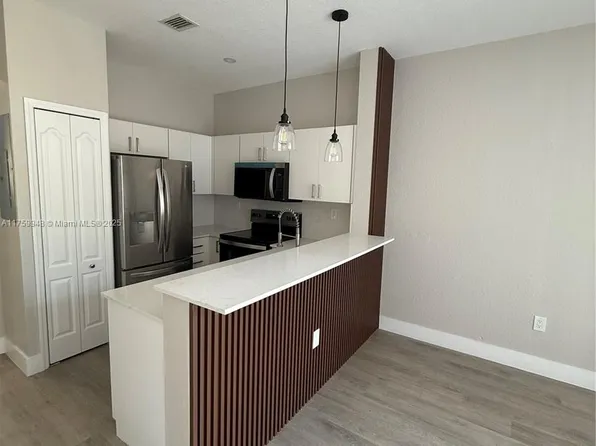 17800 NW 73rd Ave APT 209-21, Hialeah, FL 33015