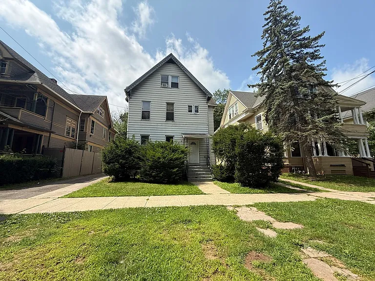 870 Elm St — Photo 19
