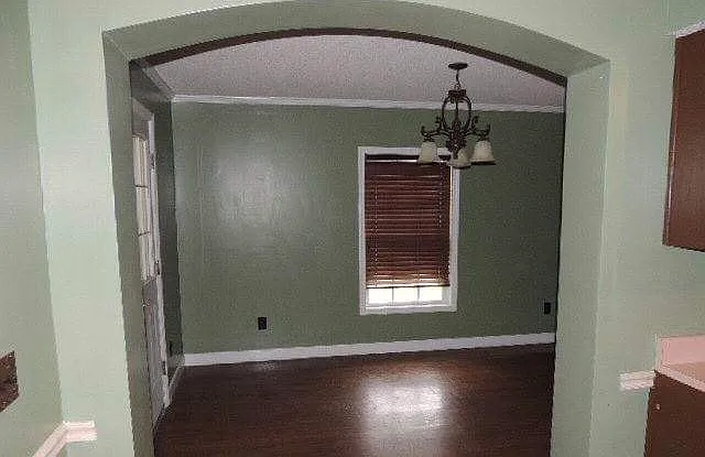 925 Granger Dr — Photo 6