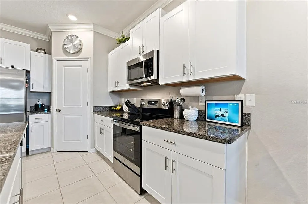 3 bed, 2.5 bath, 1597 sqft, $2,185 — Photo 2