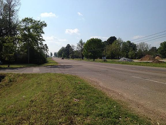 4th image of 605 W Us Highway 82
