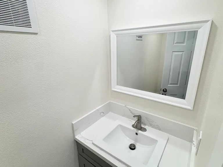 1117 E 4th St #7 — Photo 15