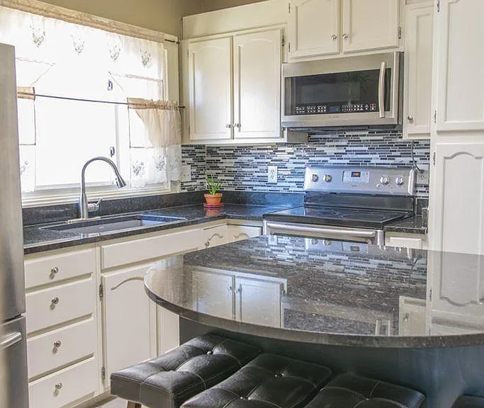3220 W Madison St — Photo 2