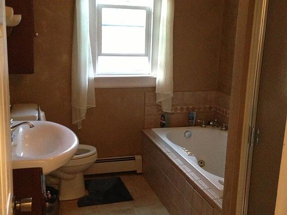 Walk in Shower, Jucuzzi tub.